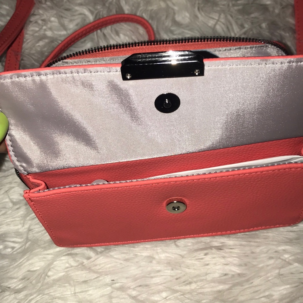 🔥Kenneth Cole Crossbody wristlet handbag🔥 - Picture 4 of 7